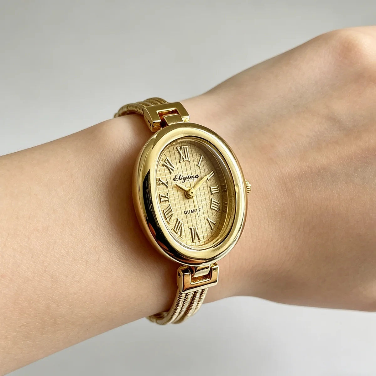 ⌚ Montre Femme à Cadran Ovale – Élégance et Style au Quotidien